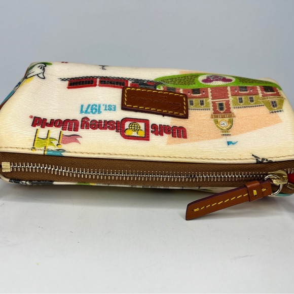 Disney Dooney & Bourke Retro Mini Barrel Crossbody Purse Bag WDW Magic Kingdom - Picture 8 of 14